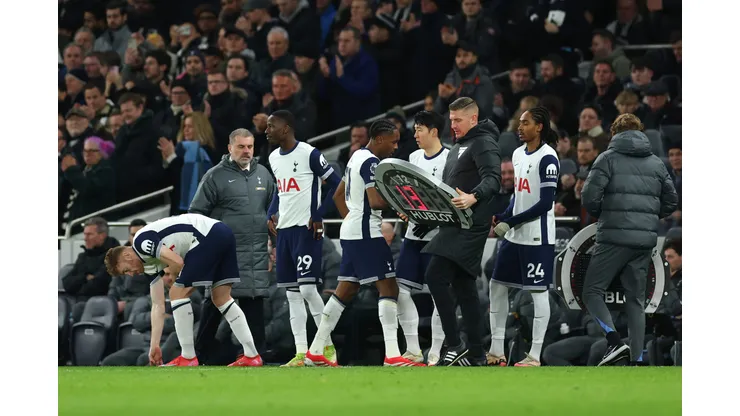 Com desempenho oscilante na Premier League e uma cláusula de compra de €60 milhões, o clube londrino adiará a decisão sobre seu futuro. Enquanto isso, o Bayern aguarda uma definição para planejar sua próxima temporada. (Foto por Alex Pantling/Getty Images)