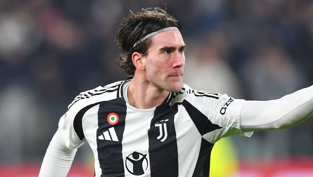 Vlahovic, atacante da Juventus, alvo do Chelsea, em campo, de camisa preta e branca. (Photo by Valerio Pennicino/Getty Images)