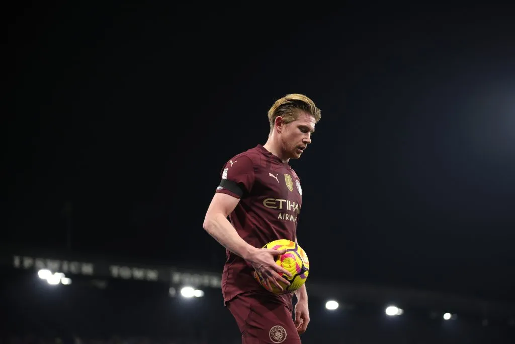 Kevin De Bruyne, do Manchester City, durante a partida da Premier League entre Ipswich Town FC e Manchester City FC, no Portman Road, em 19 de janeiro de 2025, em Ipswich, Inglaterra. (Foto por Alex Pantling/Getty Images)
