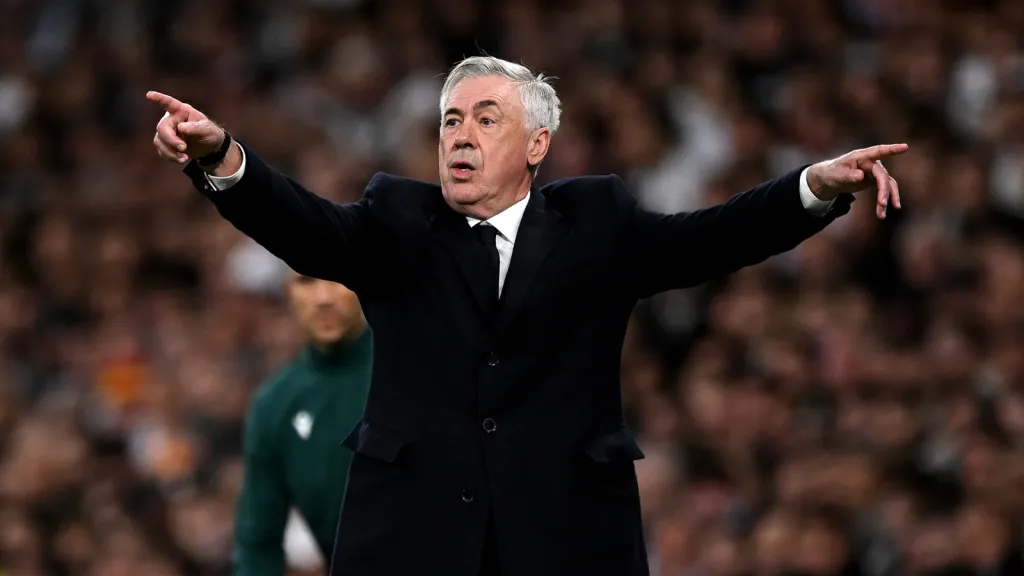 Carlo Ancelotti com os braços abertos durante partida do Real Madrid contra o Atlético de Madrid (Photo by Denis Doyle/Getty Images)