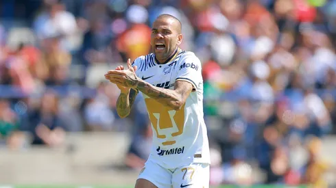 Daniel Alves recupera os passaportes. Foto: Hector Vivas/Getty Images