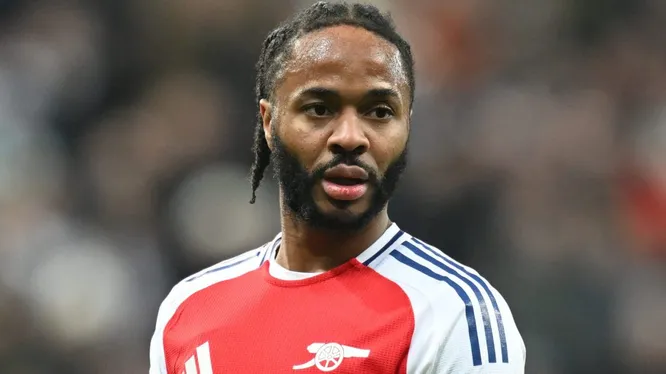 Sterling, em campo, de camisa vermemlha e branca do Arsenal. (Photo by Michael Regan/Getty Images)