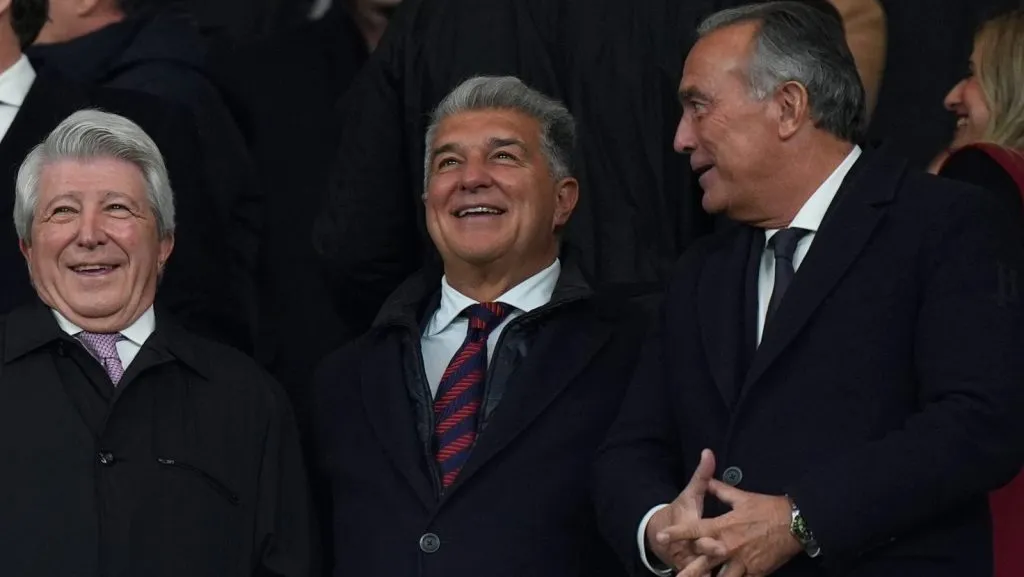 Enrique Cerezo, presidente do Atlético de Madrid (à esquerda), e Joan Laporta i Estruch, presidente do FC Barcelona (ao centro), são vistos nas arquibancadas durante a partida da La Liga EA Sports entre Atlético de Madrid e FC Barcelona no estádio Riyadh Air Metropolitano, em 16 de março de 2025, em Madri, Espanha. (Foto de Angel Martinez/Getty Images)