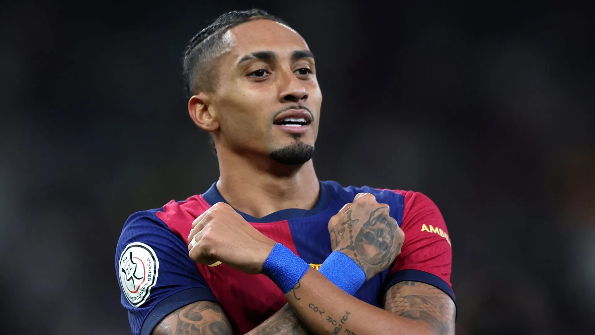 Raphinha, com a camisa vinho e azul do Barcelona