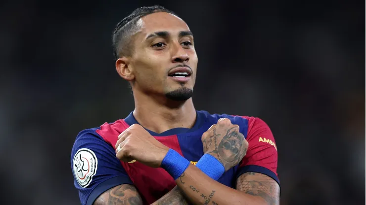 Raphinha comemorando gol pelo Barcelona. Atacante está na mira do Manchester City. Foto: Yasser Bakhsh/Getty Images