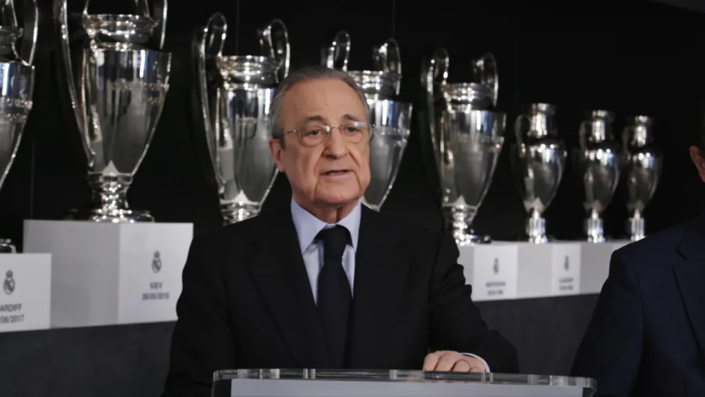 Florentino Pérez com troféus da Champions no fundo (Photo by Handout/Laureus via Getty Images)
