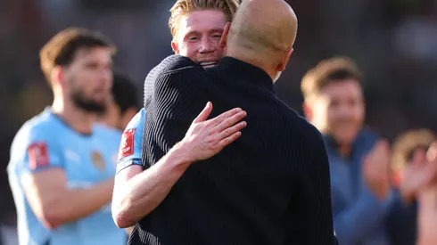 Guardiola e De Bruyne juntos (Photo by Alex Pantling/Getty Images)