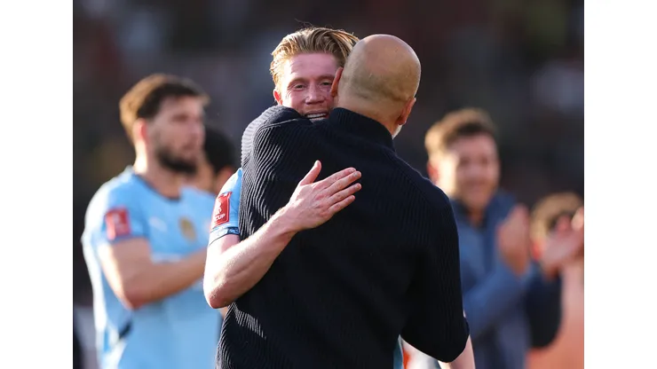 Guardiola e De Bruyne juntos (Photo by Alex Pantling/Getty Images)