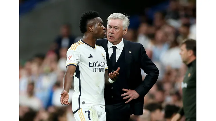 Vini Jr. e Ancelotti conversam em campo. Foto: Florencia Tan Jun/Getty Images