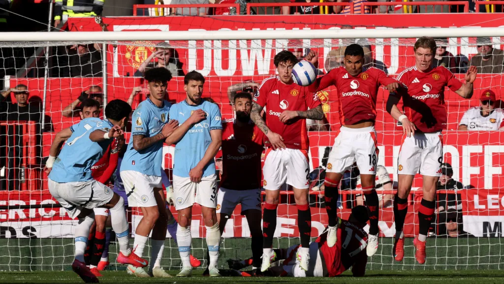 Omar Marmoush cobra falta em Manchester United x Manchester City (Photo by Michael Steele/Getty Images)