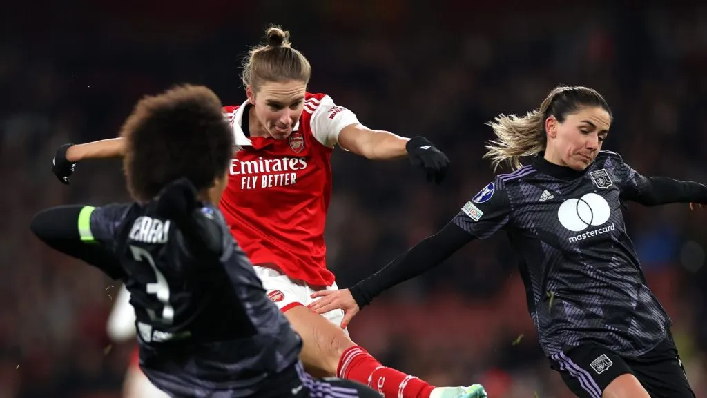 LONDON, ENGLAND – DECEMBER 15: Vivianne Miedema of Arsenal shoots goalwards during the UEFA Women’s Champions League group C match between Arsenal  and Olympique Lyon at Emirates Stadium on December 15, 2022 in London, England. (Photo by Ryan Pierse/Getty Images)