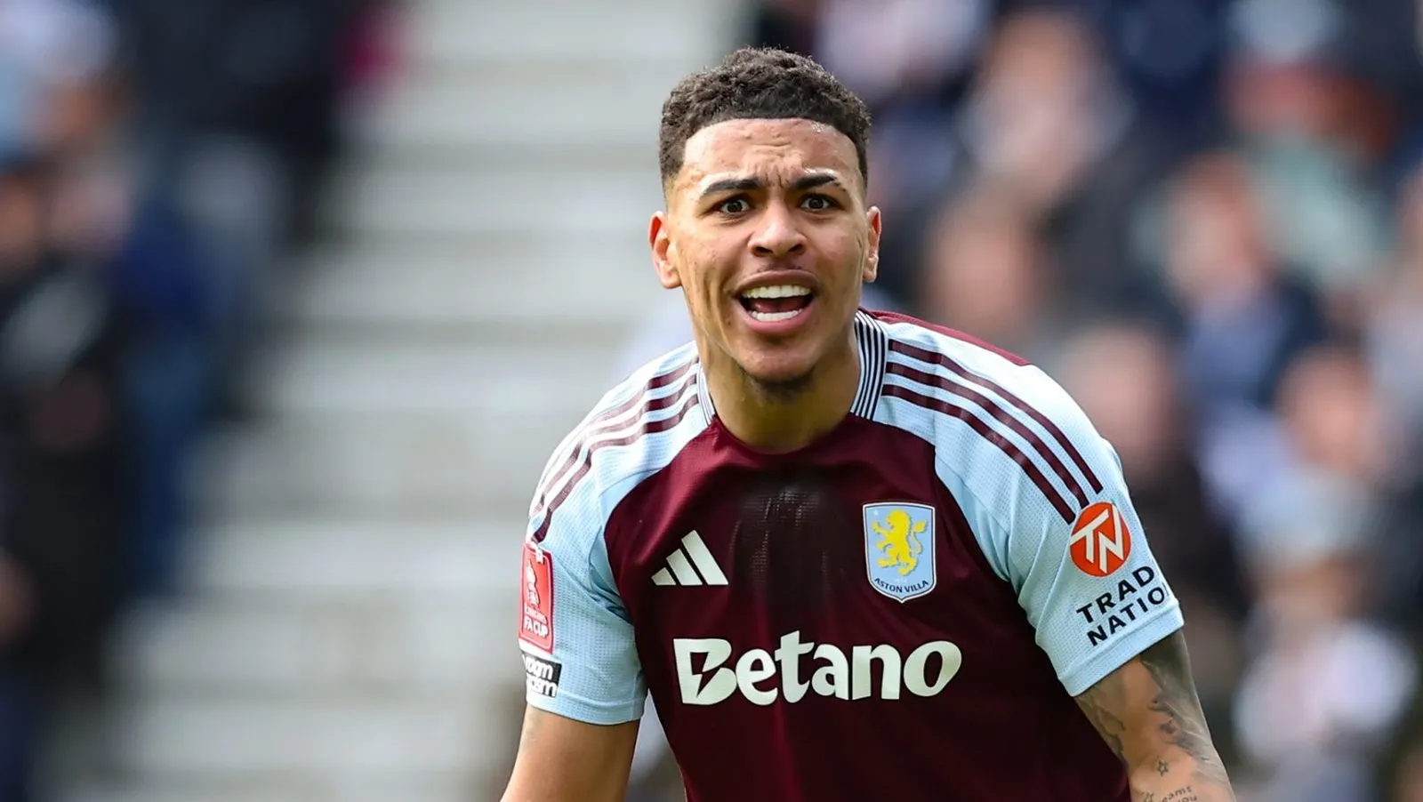 Morgan Rogers em jogo do Aston Villa. Foto: Matt McNulty/Getty Images