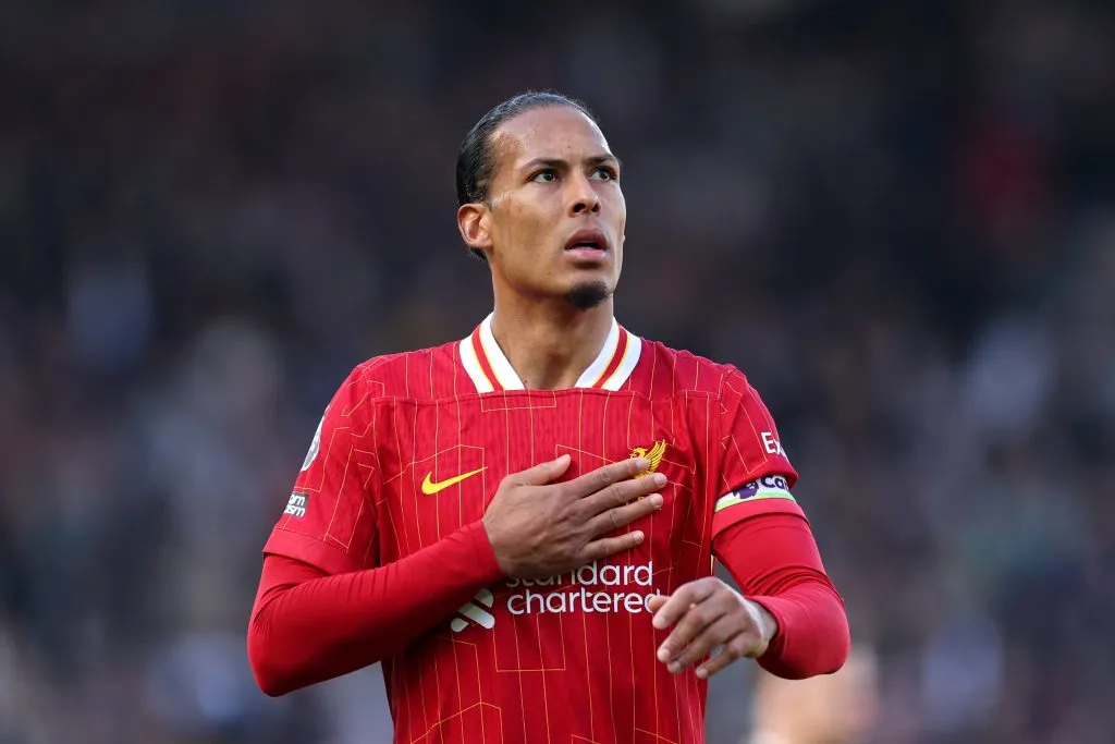 Van Dijk em campo e com a mão no peito