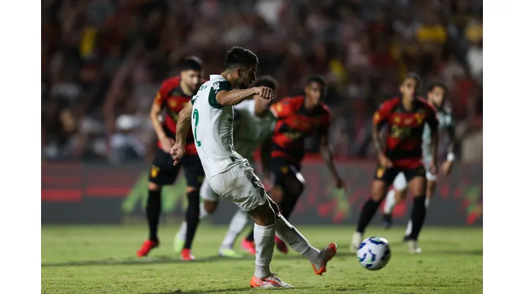 Em desabafo sincero, o ex-goleiro Marcos lamenta a marcação de um pênalti controverso que garantiu a vitória do Palmeiras sobre o Sport e denuncia a falta de critério da arbitragem brasileira. Foto Marlon CostaAGIF