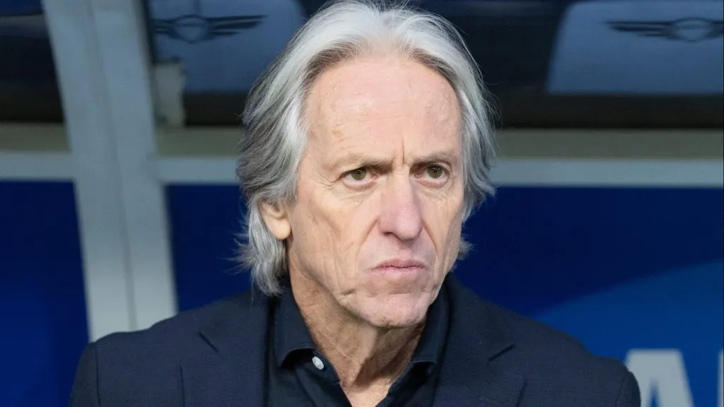 Jorge Jesus, de terno azul, alvo da Seleção Brasileira. (Photo by Abdullah Ahmed/Getty Images)