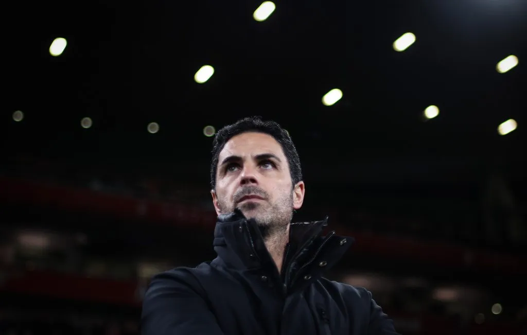 Arteta de casaco preto