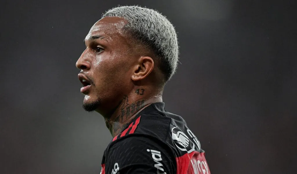 Wesley, em campo, com a camisa preta e vermelha do Flamengo. Foto: Thiago Ribeiro/AGIF