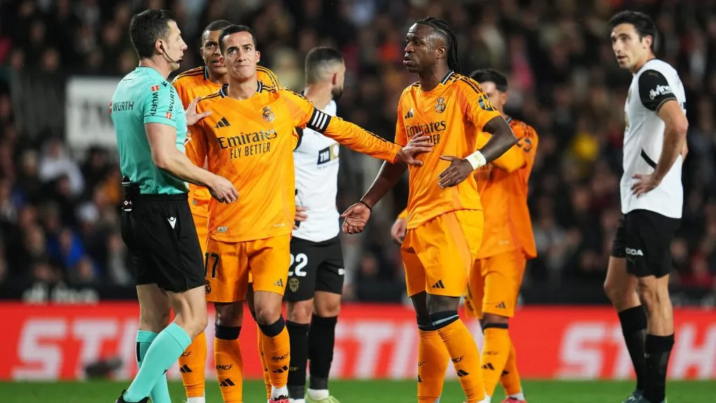 Vini Jr. sendo expulso no jogo contra o Valencia. Foto: Aitor Alcalde/Getty Images