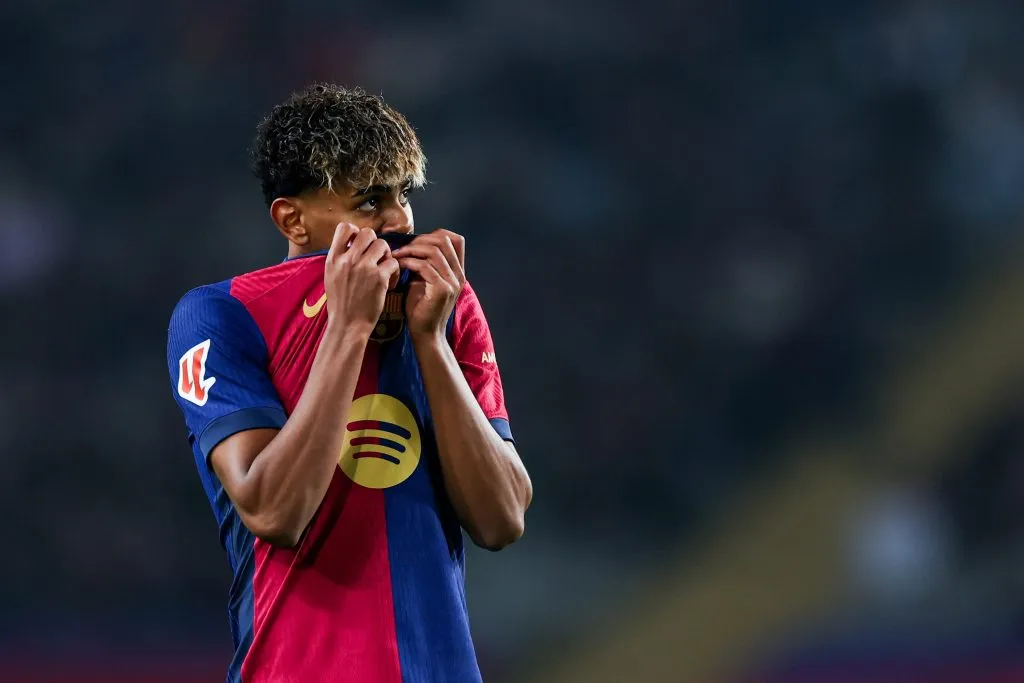 Yamal beija escudo do Barça