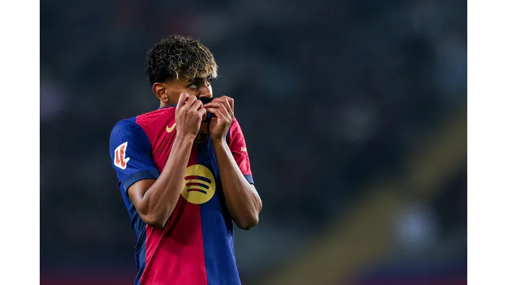 Lamine Yamal em campo pelo Barcelona (Photo by Judit Cartiel/Getty Images)
