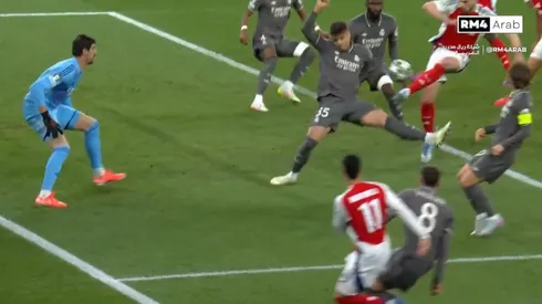 Momento do lance que o VAR chamou o árbitro para possível pênalti para o Arsenal. Foto: Reprodução TV