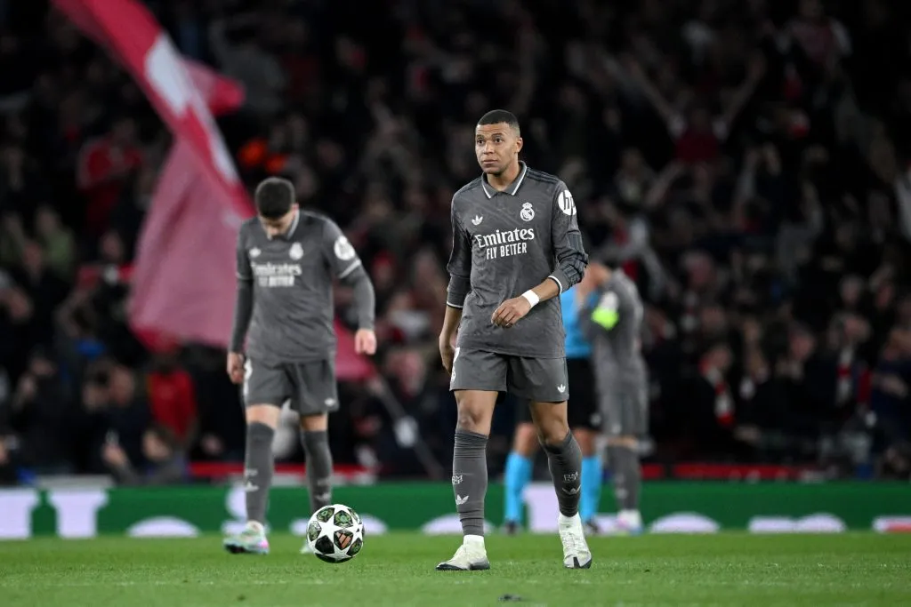Mbappé foi criticado pela torcida ao perder gol após um belo passe de Bellingham. Eles criticaram que ele poderia ter melhores números no Real Madrid, mas que toma decisões sem pensar direito (Photo by Justin Setterfield/Getty Images)