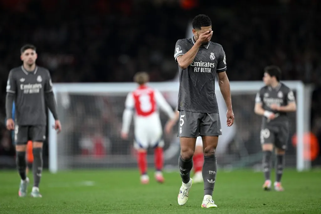 Bellingham lamenta em campo após derrota para o Arsenal na Champions League. Jogador comentou que foi sorte a equipe ter levado ‘apenas’ três gols, já que o goleiro Courtois fez grandes defesas durante a partida. (Photo by Justin Setterfield/Getty Images)