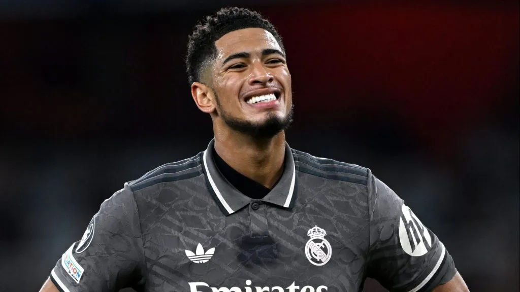 Bellingham, em campo, com a camisa cinza do Real Madrid. (Photo by Shaun Botterill/Getty Images)