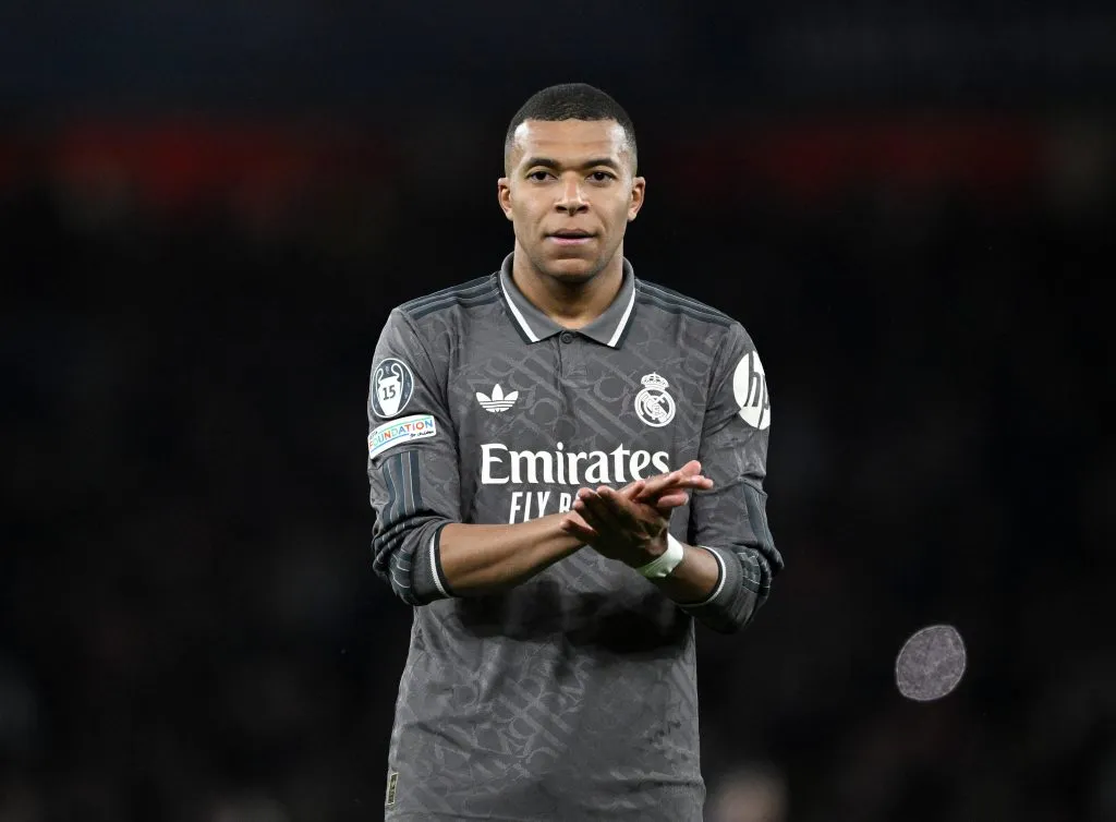 Mbappé parou nas mãos do goleiro Raya (Photo by Justin Setterfield/Getty Images)