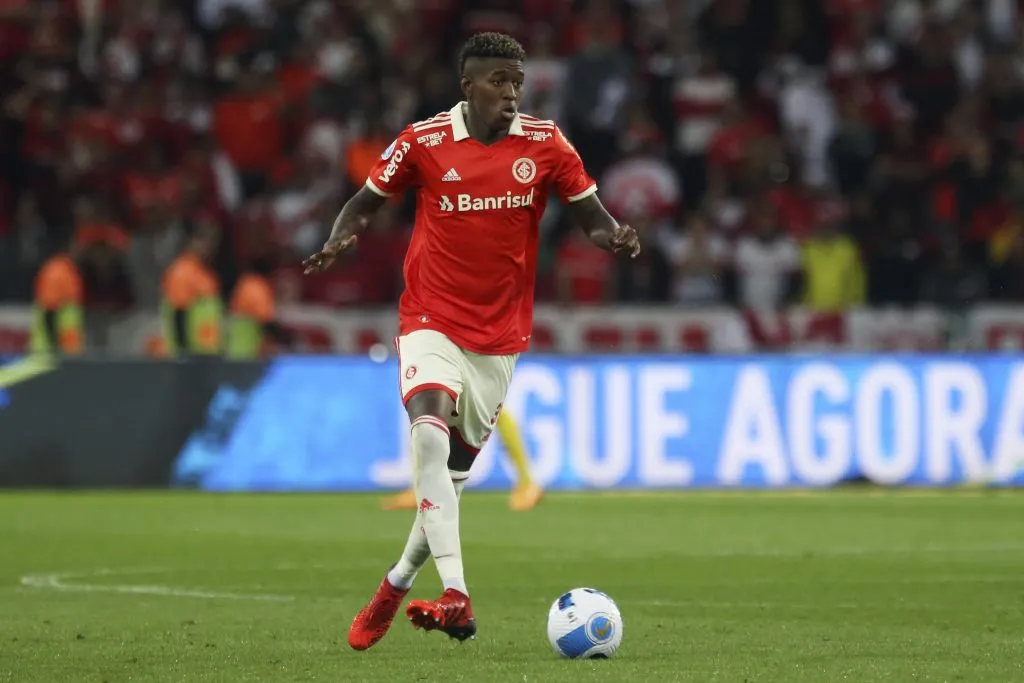 Vitão em campo com as cores do Internacional (Photo by Fernando Alves/Getty Images)