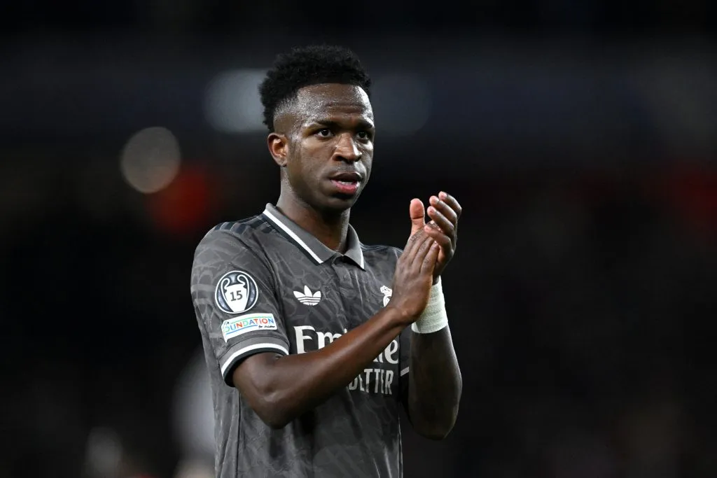 Vini Jr, em campo, com a camisa cinza do Real Madrid 