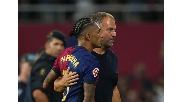 Às vésperas do confronto entre Barcelona e Borussia Dortmund pela Liga dos Campeões, Hansi Flick fala sobre a condição de Raphinha, evita polêmicas e demonstra respeito pelo adversário e pelo técnico Nico Kovac, projetando um embate intenso e equilibrado em Montjuïc. (Foto de Alex Caparros/Getty Images)
