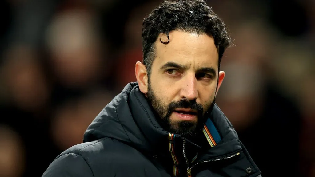 Ruben Amorim, em campo, de jaqueta preta, pelo Manchester United. . (Photo by Carl Recine/Getty Images)