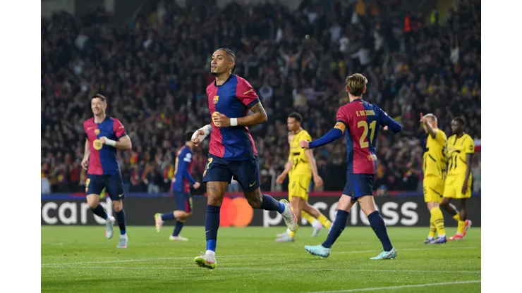 Raphinha, do FC Barcelona, comemora após marcar o primeiro gol de sua equipe durante a partida de ida das quartas de final da UEFA Champions League 202425 entre FC Barcelona e Borussia Dortmund, no Estadi Olímpic Lluís Companys, em 9 de abril de 2025, em Barcelona, Espanha. (Foto David RamosGetty Images)