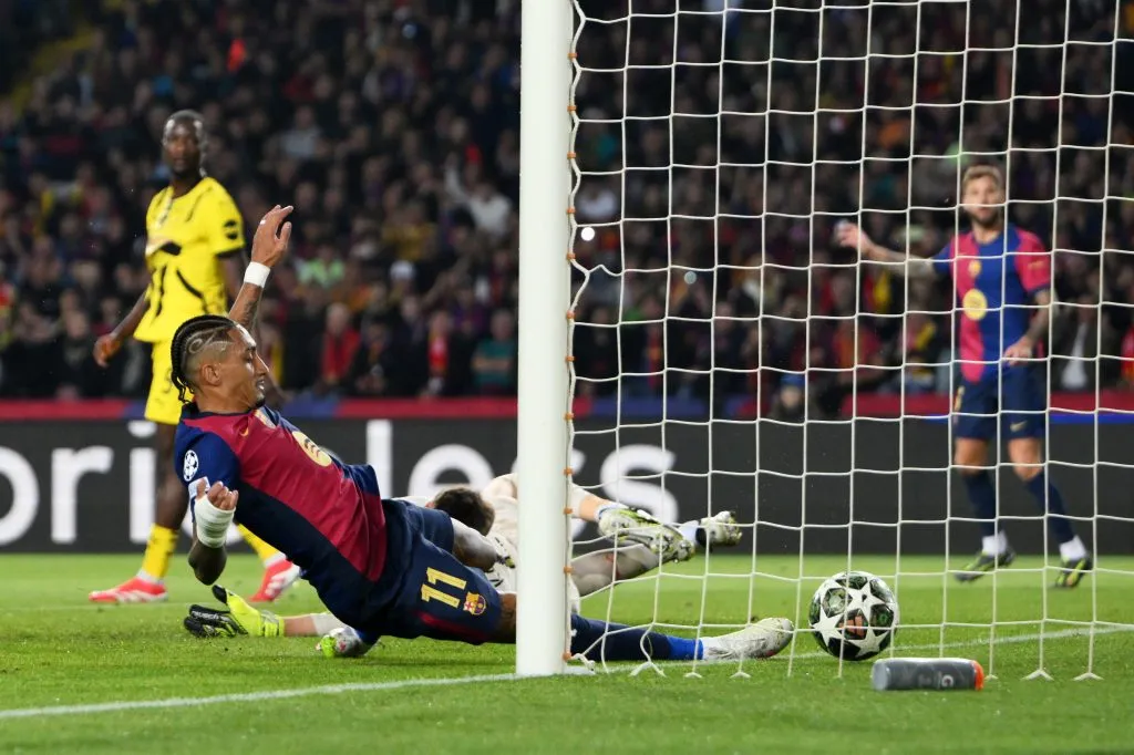 Raphinha deitado ao fazer gol