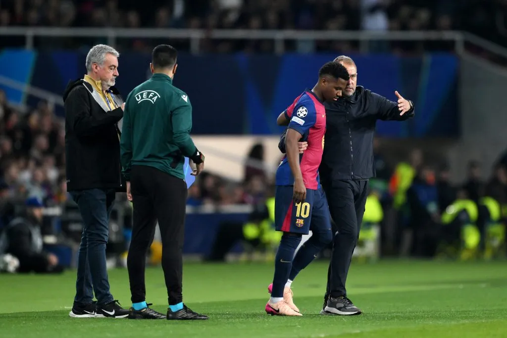 Ansu Fati em campo pelo Barcelona contra o Borussia Dortmund, nesta quarta (9). Ele foi chamado por Flick e os torcedores o aplaudiram no estádio. Porém, ele se queixou de estar chateado com o treinador e o clube, segundo o portal Mundo Deportivo (Photo by David Ramos/Getty Images)