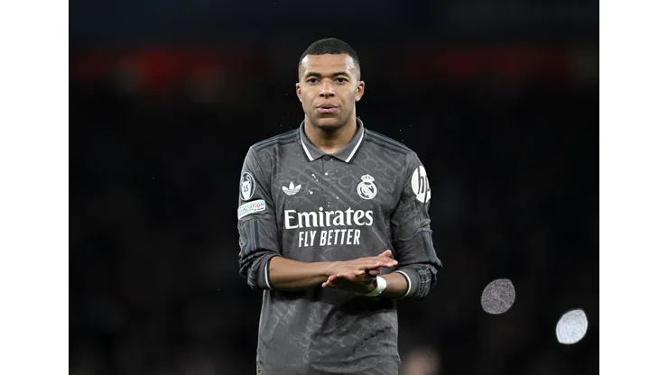 Mbappé em campo contra o Arsenal (Photo by Justin Setterfield/Getty Images)