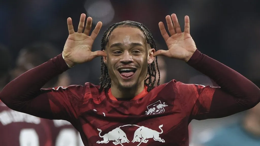 Xavi Simons, alvo do Manchester United, com a camisa vinho do RB Leipzig. (Photo by Maja Hitij/Getty Images)