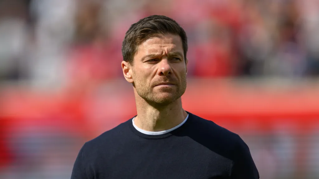 Xavi Alonso, treinador do Bayer Leverkusen, em jogo da Bundesliga (Photo by Christian Kaspar-Bartke/Getty Images)