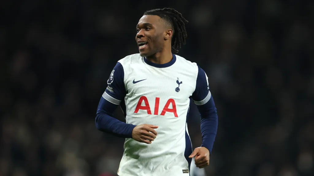 Destiny Udogie durante partida pelo Tottenham na Premier League   (Photo by Alex Pantling/Getty Images)