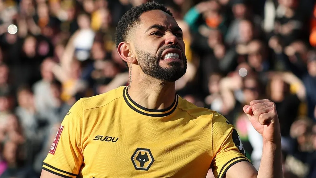 Matheus Cunha, com a camisa amarela, do Wolves, alvo do Manchester United. (Photo by Ryan Pierse/Getty Images)