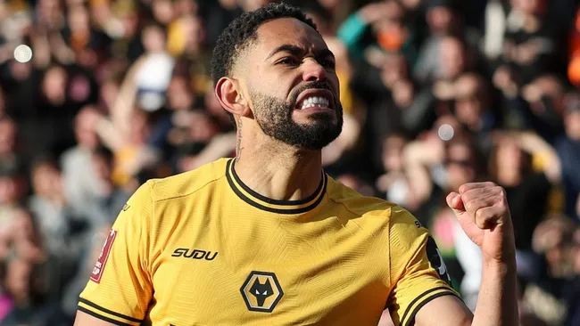 Matheus Cunha, com a camisa amarela, do Wolves, alvo do Manchester United. (Photo by Ryan Pierse/Getty Images)
