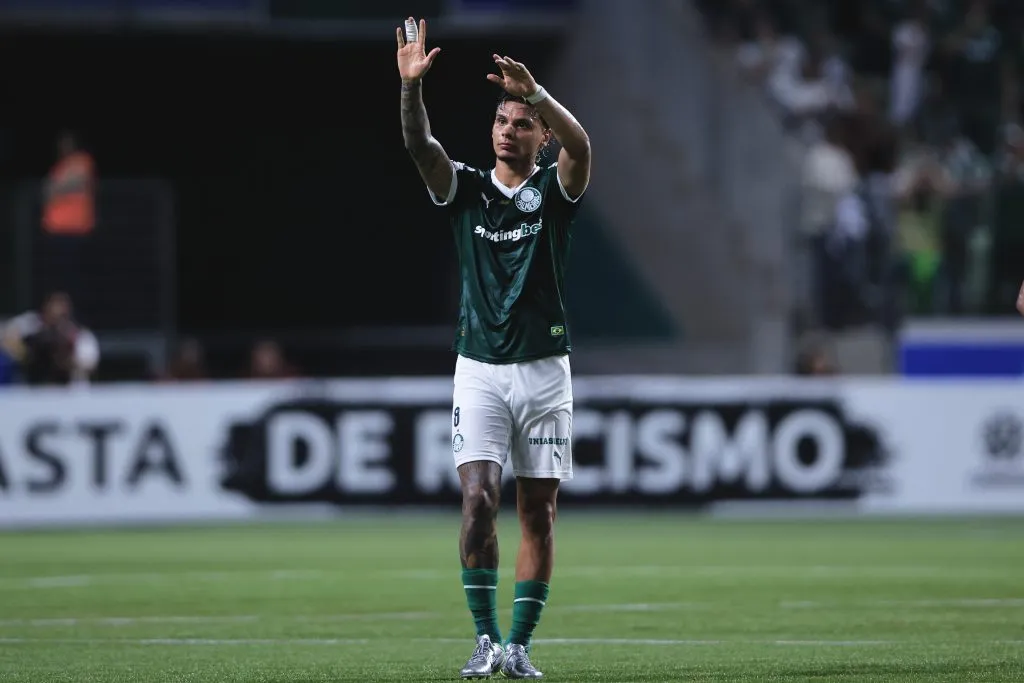 Richard Ríos, em campo, com a camisa verde do Palmeiras 