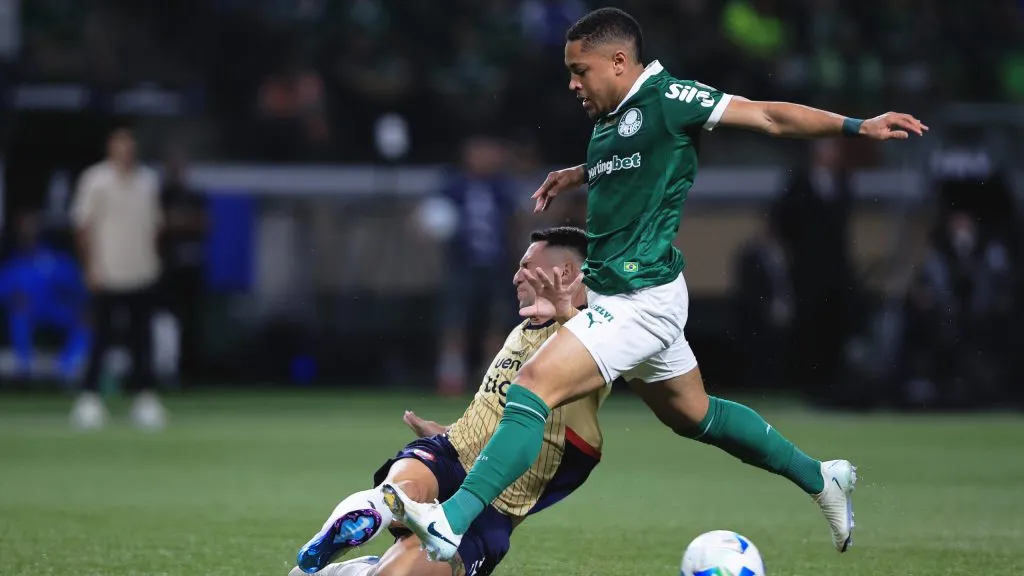 Vitor Roque em jogo da Libertadores.  Foto: Ettore Chiereguini/AGIF