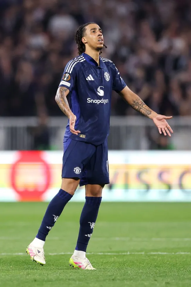 Leny Yoro, jovem do Manchester United, ajudou a equipe a vencer o Lyon, pelo jogo de ida, nas quartas de final da Liga Europa. Ele se tornou o zagueiro mais jovem a marcar pelo clube em competições europeias, segundo o Statman Dave, no X (Photo by Michael Steele/Getty Images)