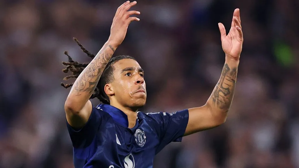 Leny Yoro, comemora em campo, com a camisa azul, do Manchester United. (Photo by Michael Steele/Getty Images)