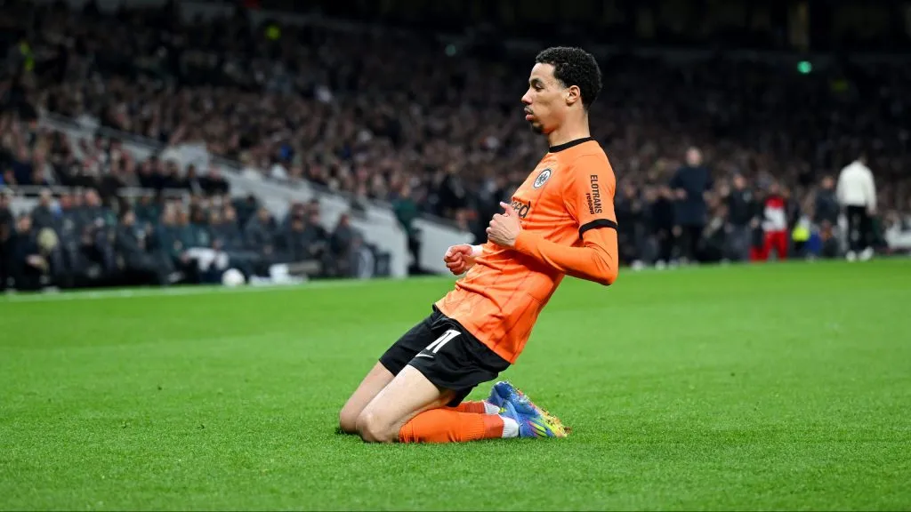 Hugo Ekitike comemorando gol contra o Tottenham. Foto: Shaun Botterill/Getty Images