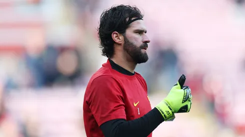 Alisson antes de partida pelo Liverpool