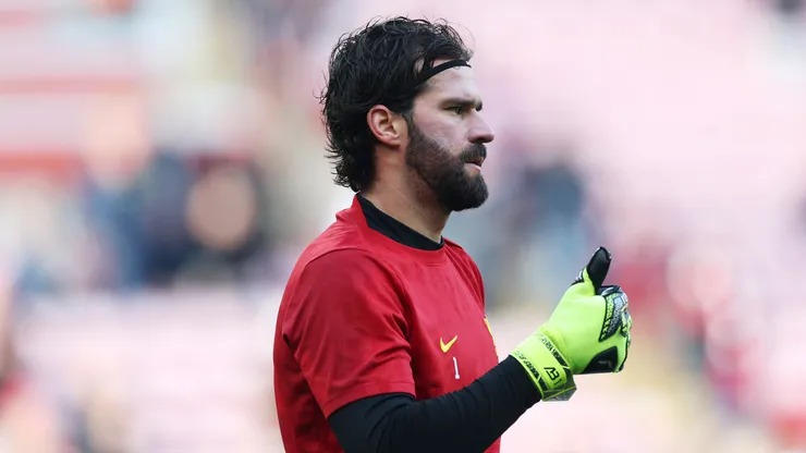 Alisson antes de partida pelo Liverpool