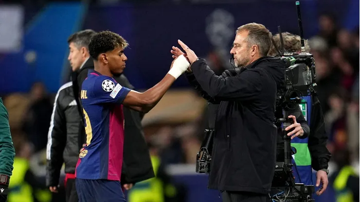 Lamine Yamal e Hansi Flick se cumprimentam. Foto: Aitor Alcalde/Getty Images